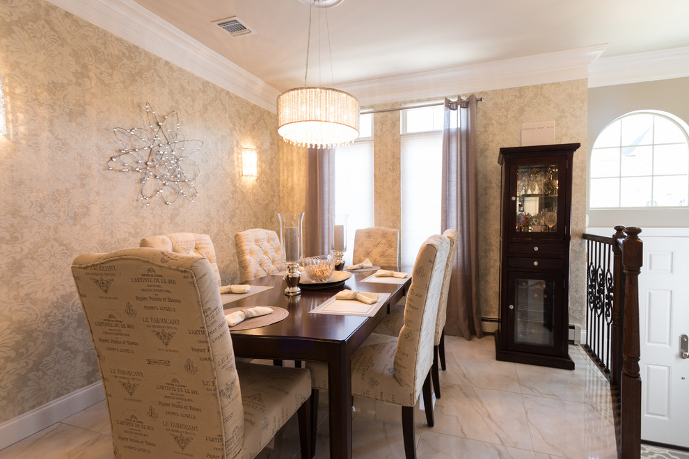 Esempio di una sala da pranzo aperta verso la cucina classica di medie dimensioni con pareti con effetto metallico e pavimento in gres porcellanato