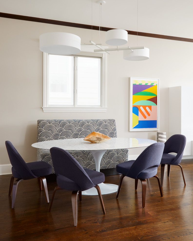 Immagine di una sala da pranzo design con pareti beige, parquet scuro e pavimento marrone