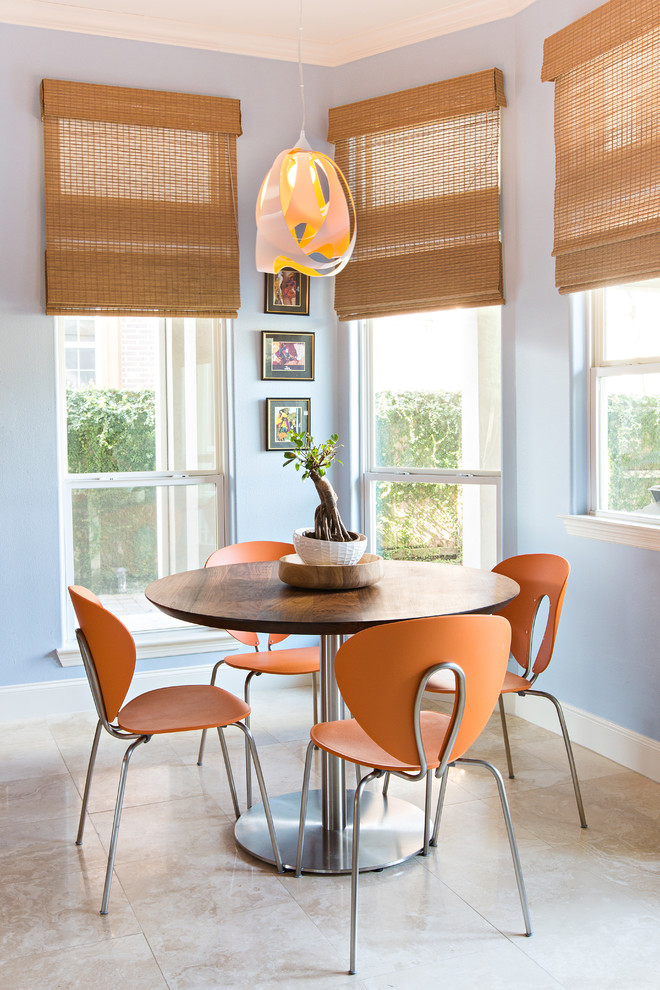 Idée de décoration pour une salle à manger ouverte sur la cuisine design avec un mur bleu.