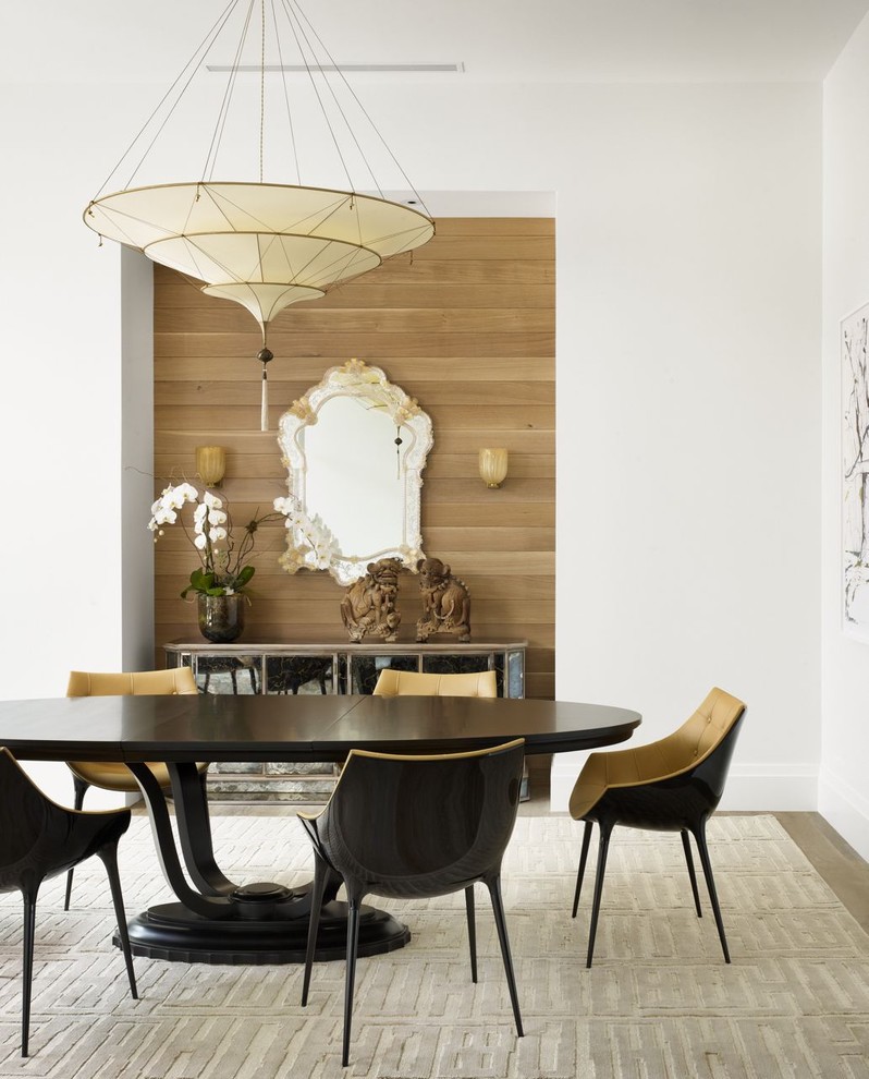 Aménagement d'une salle à manger contemporaine avec un mur blanc et parquet foncé.