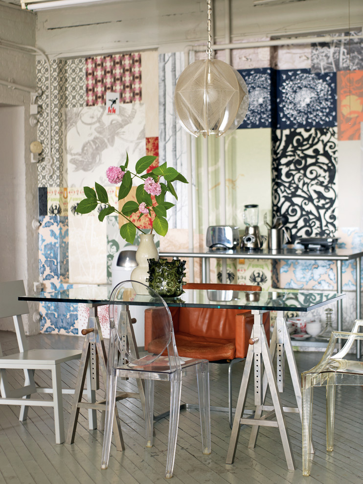 Idée de décoration pour une salle à manger bohème avec parquet peint.
