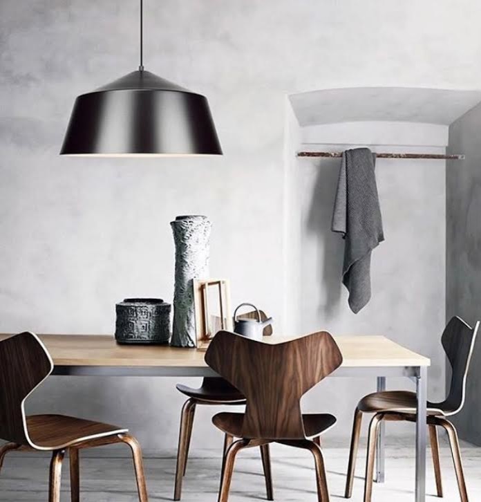 На фото: большая отдельная столовая в стиле модернизм с серыми стенами, деревянным полом и белым полом без камина с