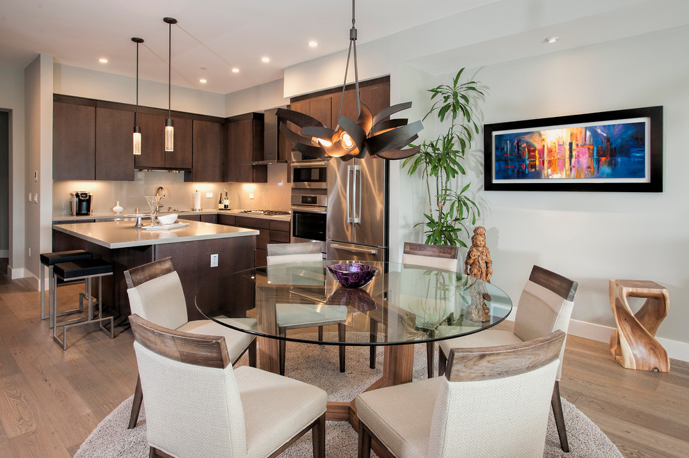 Exemple d'une salle à manger ouverte sur la cuisine moderne de taille moyenne avec un mur gris, parquet clair et aucune cheminée.