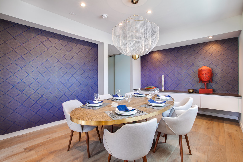Exemple d'une salle à manger rétro fermée et de taille moyenne avec un mur violet, un sol en bois brun et un sol marron.