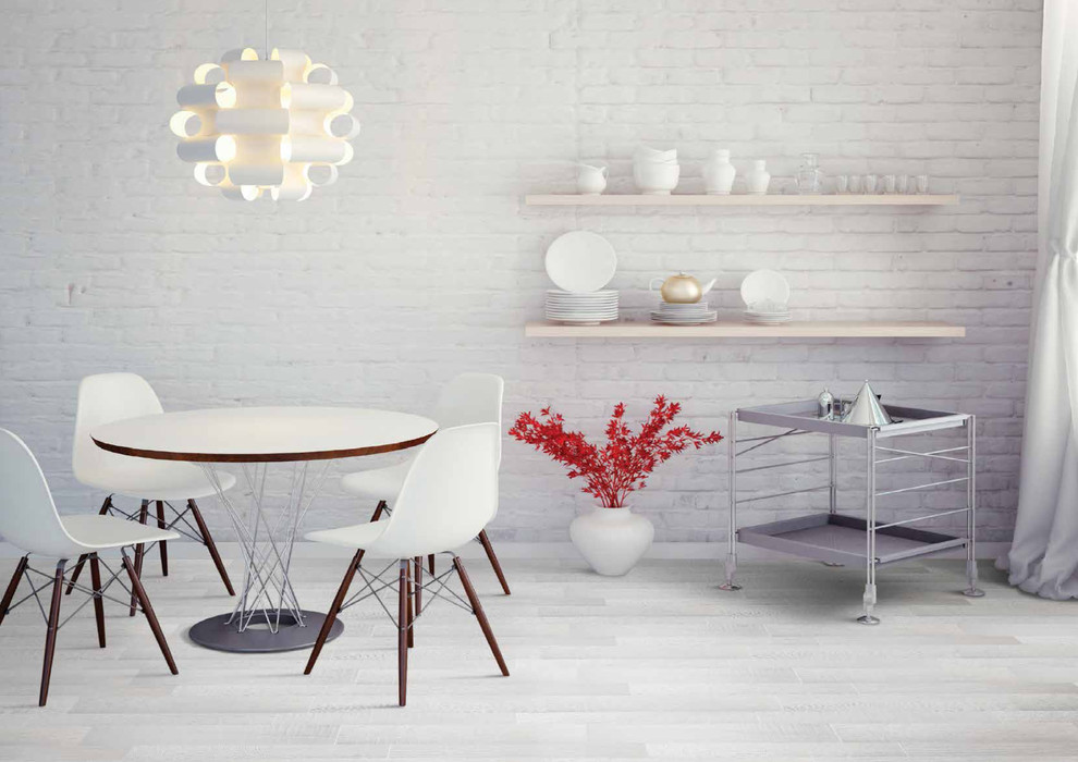 Diseño de comedor minimalista de tamaño medio cerrado con paredes blancas y suelo de baldosas de porcelana