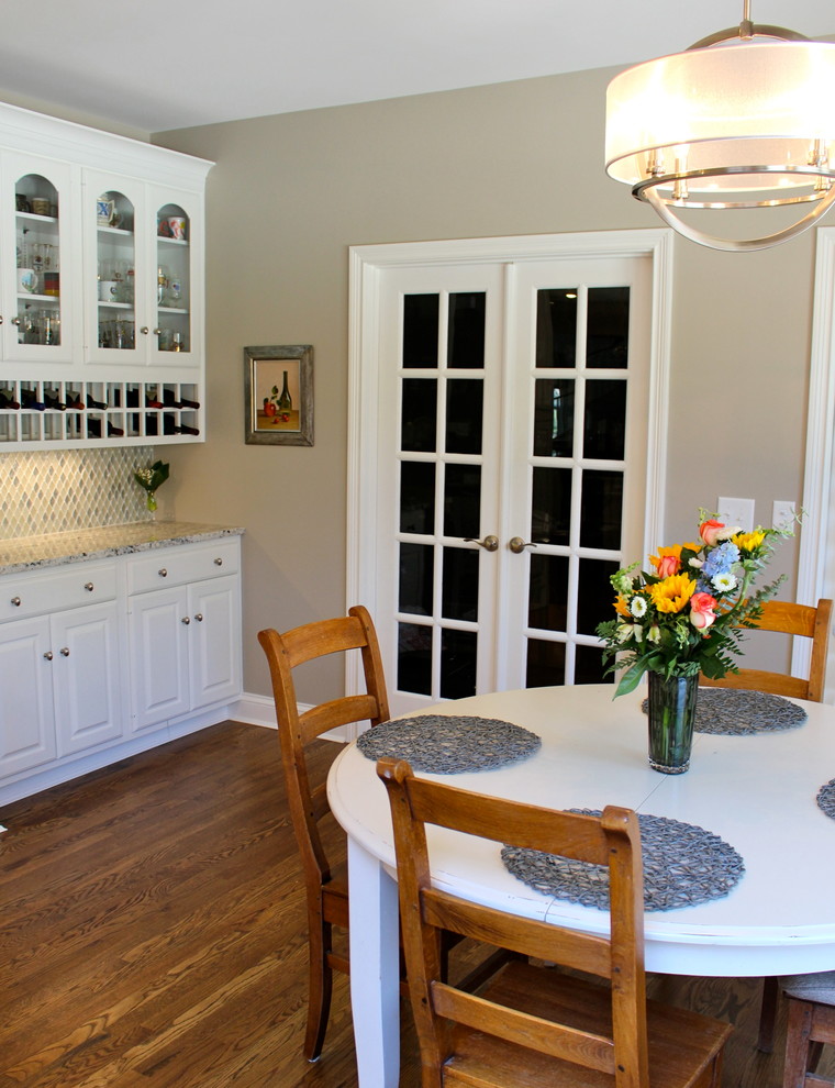 Réalisation d'une grande salle à manger ouverte sur la cuisine minimaliste avec un mur beige, un sol en bois brun et aucune cheminée.