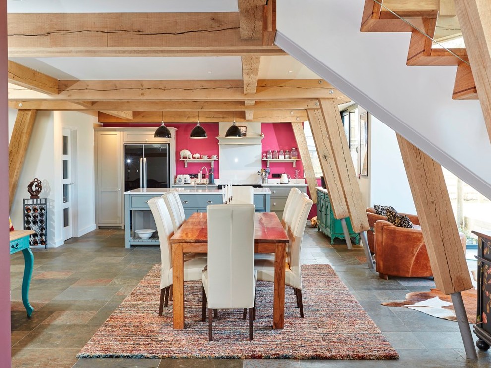 Идея дизайна: гостиная-столовая среднего размера в современном стиле с полом из сланца