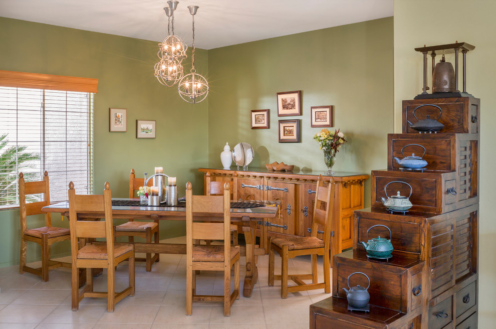 Стильный дизайн: маленькая отдельная столовая в восточном стиле с зелеными стенами и полом из керамогранита для на участке и в саду - последний тренд