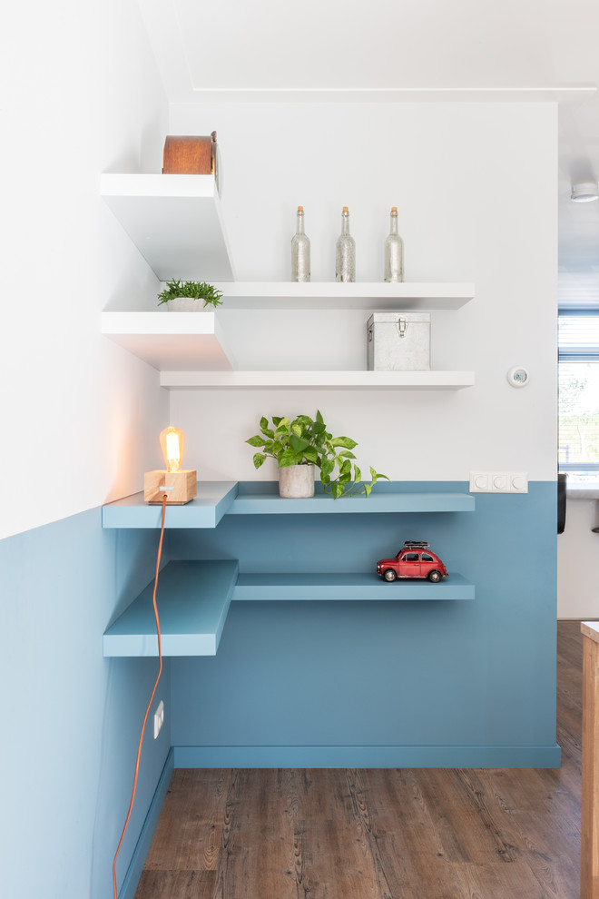 Idées déco pour une salle à manger moderne avec un mur bleu.