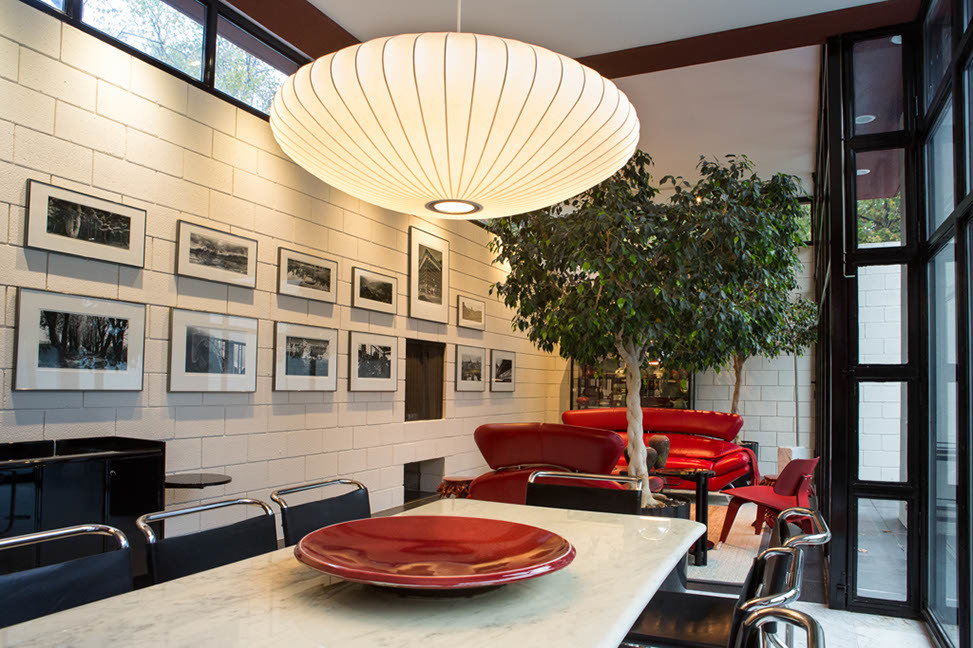 Idéer för en mellanstor modern matplats med öppen planlösning, med vita väggar, marmorgolv, en standard öppen spis och en spiselkrans i tegelsten
