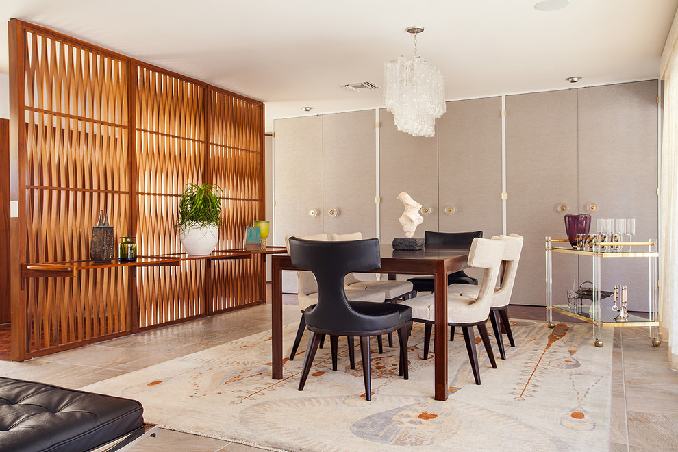 Foto di una sala da pranzo aperta verso la cucina moderna di medie dimensioni con pareti beige, pavimento con piastrelle in ceramica e nessun camino