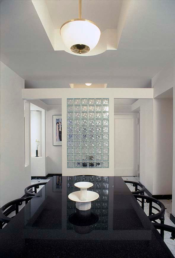 Aménagement d'une très grande salle à manger moderne avec un mur blanc et un sol en marbre.
