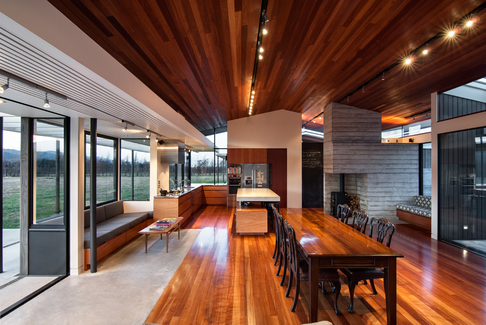 Ispirazione per una grande sala da pranzo aperta verso il soggiorno contemporanea con pareti grigie e pavimento in legno massello medio