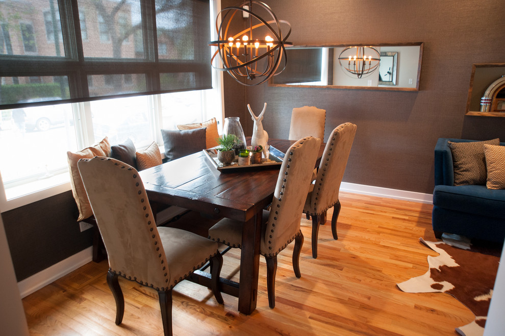 На фото: гостиная-столовая среднего размера в стиле фьюжн с коричневыми стенами, светлым паркетным полом и коричневым полом с