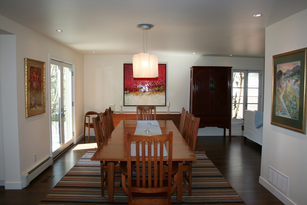 Foto på ett mellanstort funkis kök med matplats, med vita väggar, mellanmörkt trägolv och brunt golv