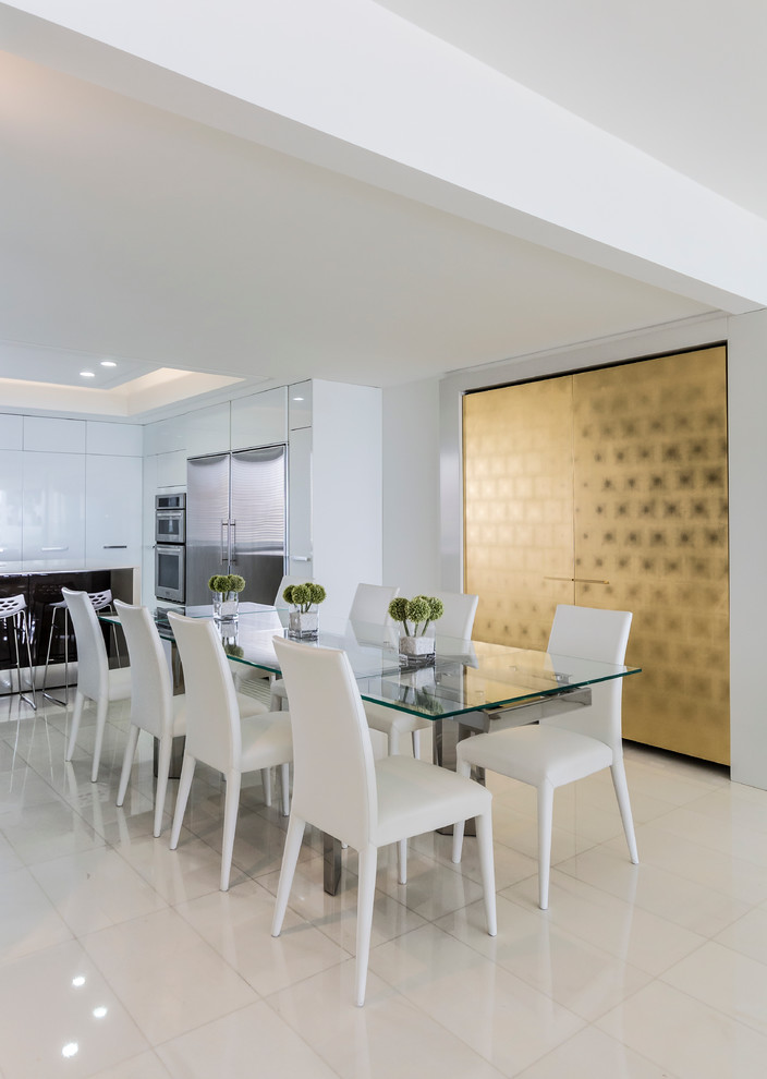 Cette photo montre une salle à manger ouverte sur la cuisine tendance de taille moyenne avec un mur blanc et un sol en marbre.