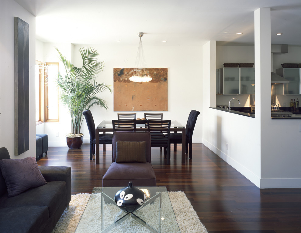 Стильный дизайн: гостиная-столовая в современном стиле с темным паркетным полом, белыми стенами и коричневым полом - последний тренд