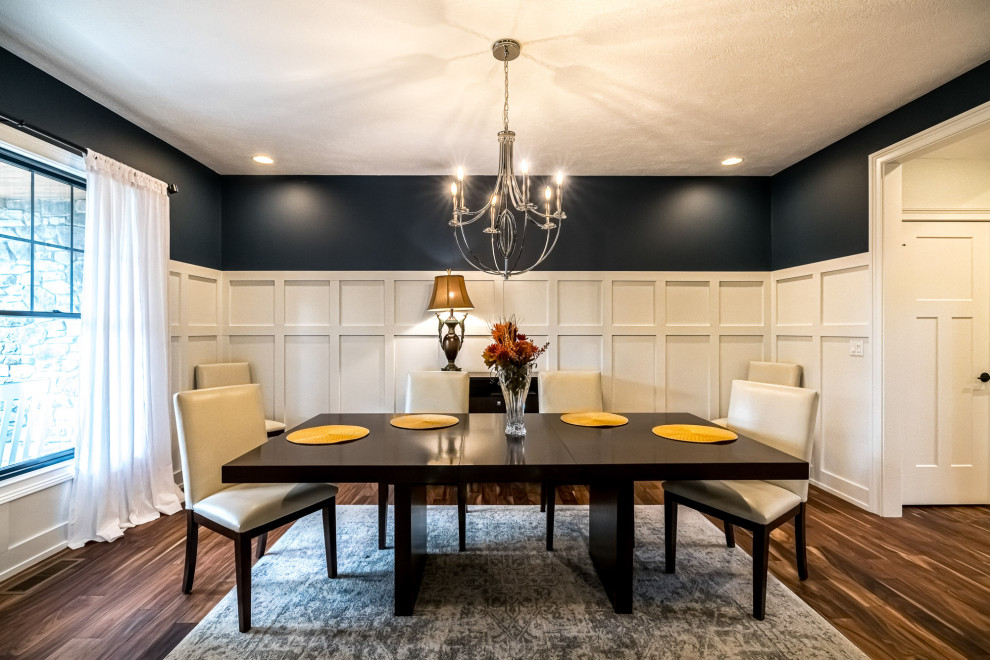 Esempio di una grande sala da pranzo american style chiusa con pareti blu, pavimento in legno massello medio e pavimento marrone