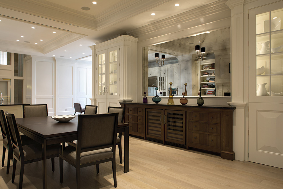 This is an example of a contemporary dining room in Chicago.