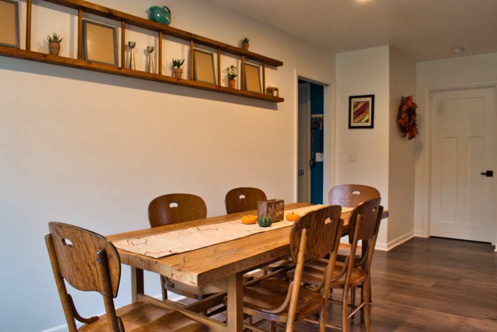 Ejemplo de comedor de cocina de estilo de casa de campo de tamaño medio con paredes blancas, suelo vinílico y suelo marrón