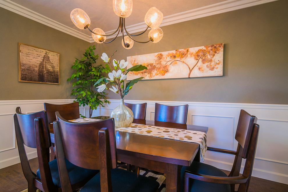 Cette image montre une grande salle à manger ouverte sur la cuisine bohème avec un mur beige et parquet foncé.