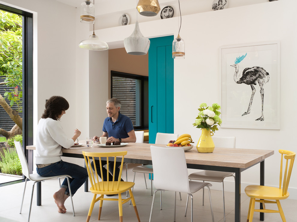 Свежая идея для дизайна: кухня-столовая в современном стиле с белыми стенами и полом из керамической плитки без камина - отличное фото интерьера