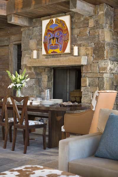 Пример оригинального дизайна: гостиная-столовая среднего размера в стиле рустика с стандартным камином и фасадом камина из камня