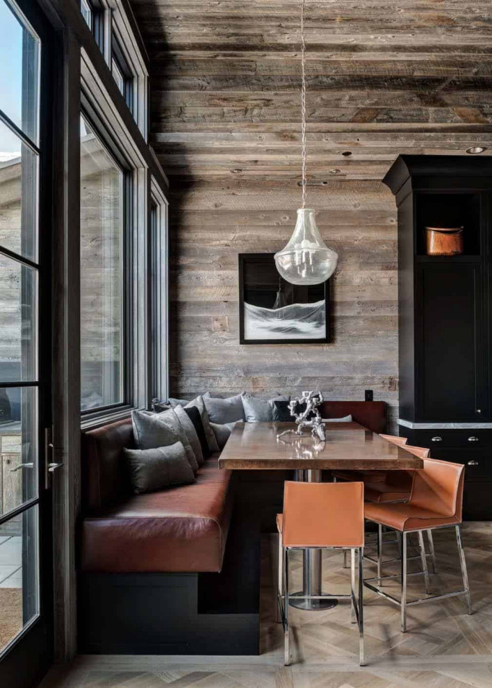 Kleine Urige Wohnküche ohne Kamin mit brauner Wandfarbe und hellem Holzboden in Denver