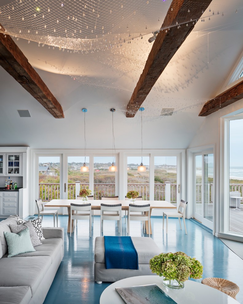 Идея дизайна: большая гостиная-столовая в стиле неоклассика (современная классика) с белыми стенами, бетонным полом, синим полом, печью-буржуйкой и фасадом камина из металла