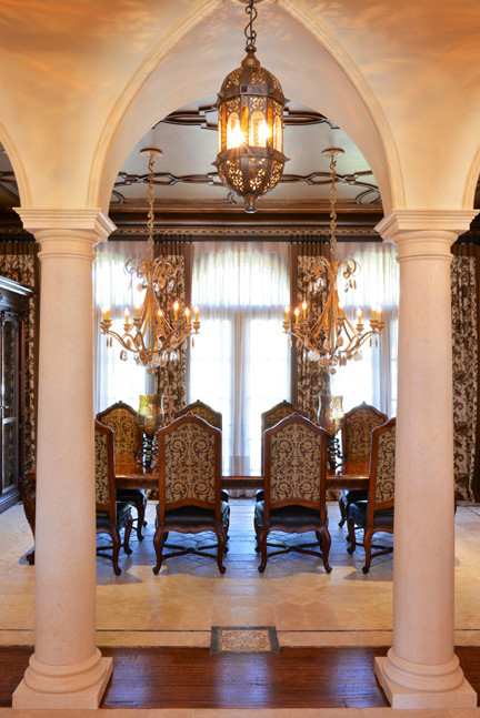 На фото: большая гостиная-столовая в викторианском стиле с коричневыми стенами и полом из известняка без камина