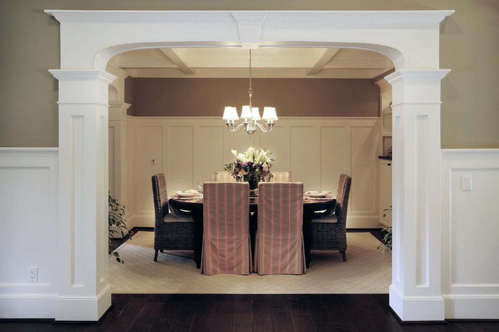 Idée de décoration pour une salle à manger tradition fermée et de taille moyenne avec un mur marron, parquet foncé et un sol marron.