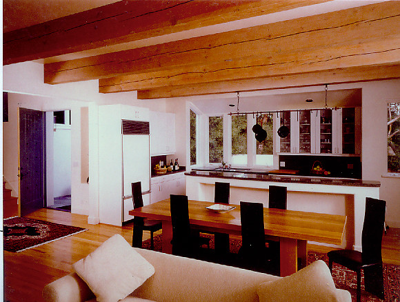 Ejemplo de comedor de cocina contemporáneo de tamaño medio con paredes blancas y suelo de madera en tonos medios