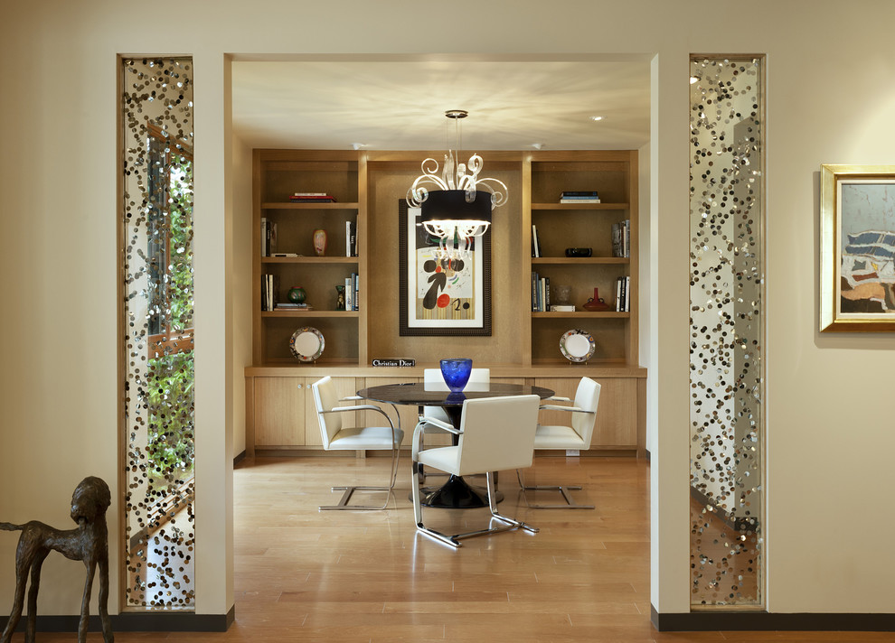 Idee per una sala da pranzo design chiusa con pareti beige e pavimento in legno massello medio