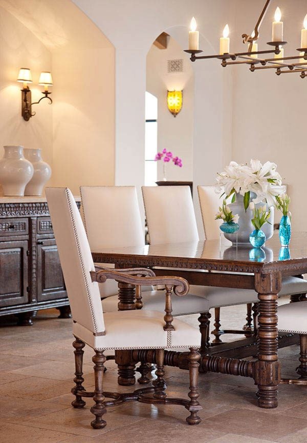 Esempio di una sala da pranzo mediterranea chiusa e di medie dimensioni con pareti bianche, pavimento in travertino e pavimento beige