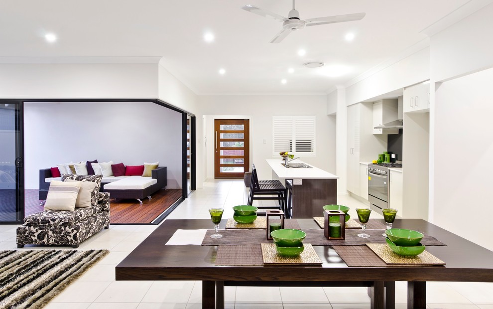 Immagine di una sala da pranzo aperta verso la cucina minimal di medie dimensioni con pareti bianche, pavimento con piastrelle in ceramica e nessun camino