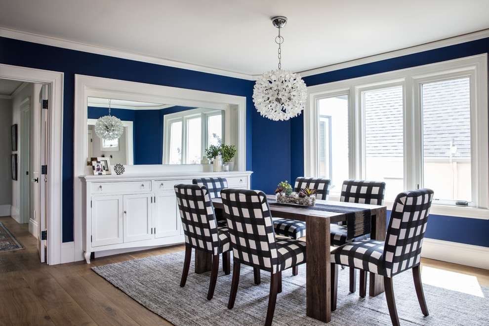 Свежая идея для дизайна: отдельная столовая среднего размера в стиле неоклассика (современная классика) с синими стенами, темным паркетным полом и коричневым полом - отличное фото интерьера