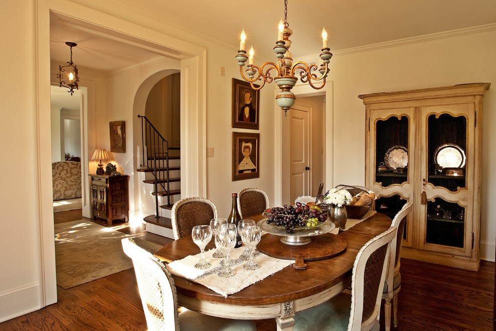 Inspiration pour une salle à manger traditionnelle fermée avec un mur blanc et parquet foncé.