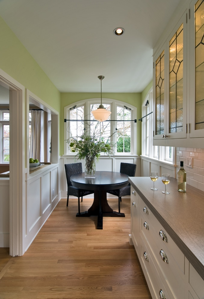 Kleine Klassische Wohnküche mit grüner Wandfarbe, braunem Holzboden und braunem Boden in Portland