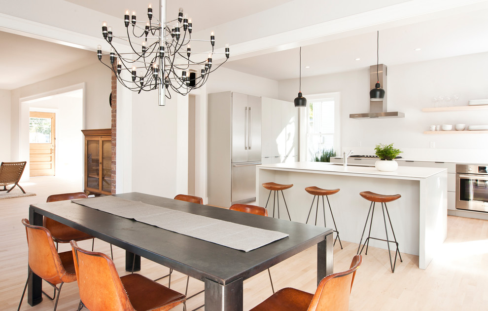 Immagine di una sala da pranzo aperta verso la cucina moderna di medie dimensioni con pareti grigie, parquet chiaro, nessun camino e pavimento beige