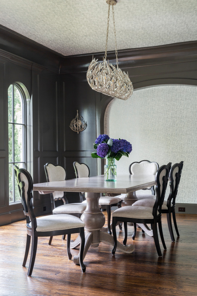 Aménagement d'une salle à manger classique avec un mur noir, un sol en bois brun, un sol marron, un plafond en papier peint, du lambris et du papier peint.