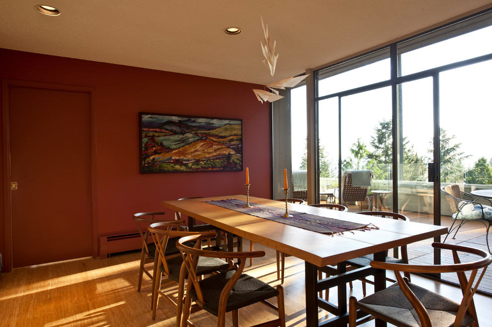 Exemple d'une salle à manger moderne fermée et de taille moyenne avec un mur rouge, parquet en bambou, aucune cheminée et un sol beige.