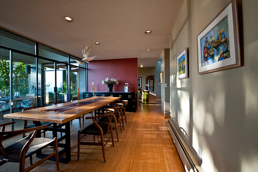 Inredning av en modern mellanstor separat matplats, med röda väggar, bambugolv och beiget golv