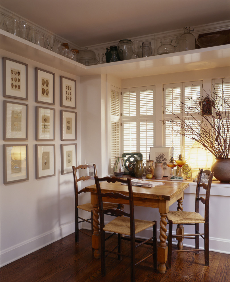 This is an example of a traditional kitchen/dining room in Seattle.