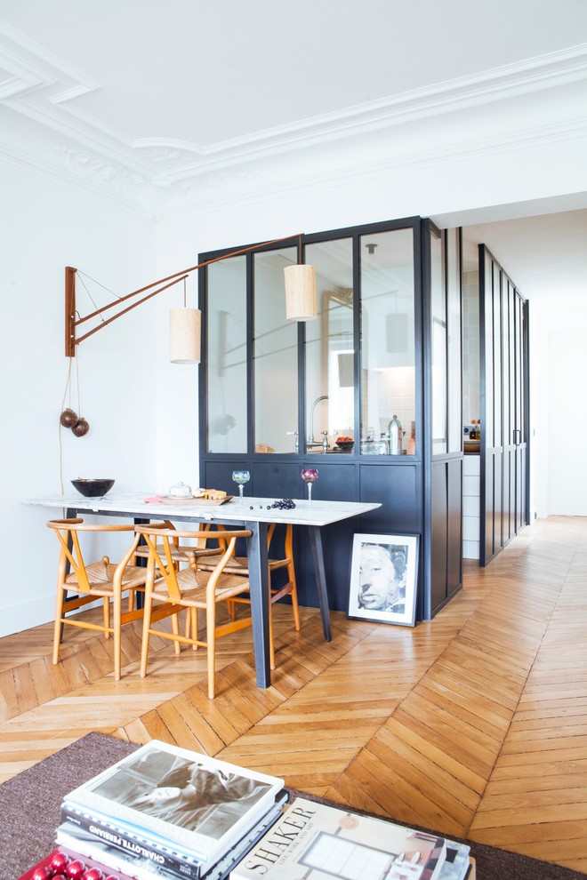 Offenes, Mittelgroßes Modernes Esszimmer ohne Kamin mit weißer Wandfarbe und braunem Holzboden in Paris