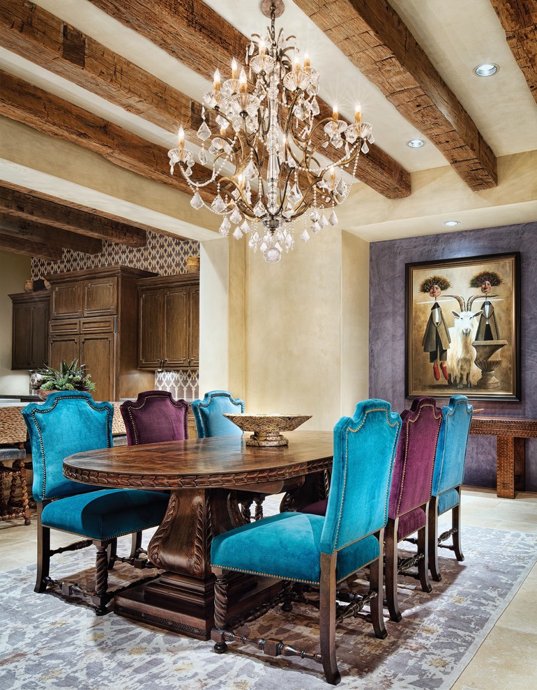 Foto di una sala da pranzo mediterranea con pareti viola