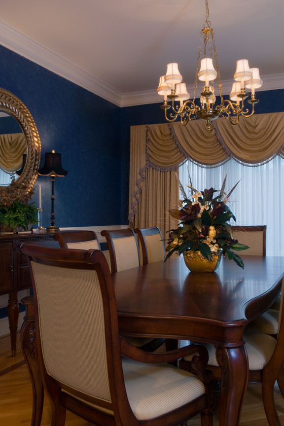 Foto di una sala da pranzo classica con pareti blu e boiserie