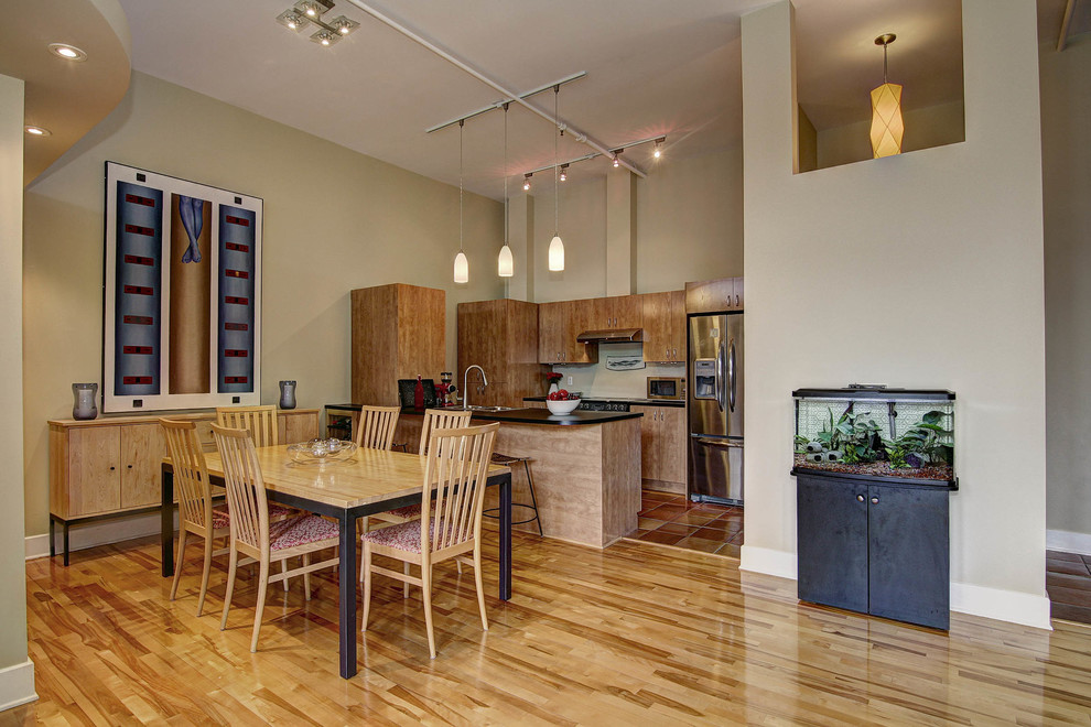 Kleine Moderne Wohnküche mit grüner Wandfarbe und braunem Holzboden in Montreal