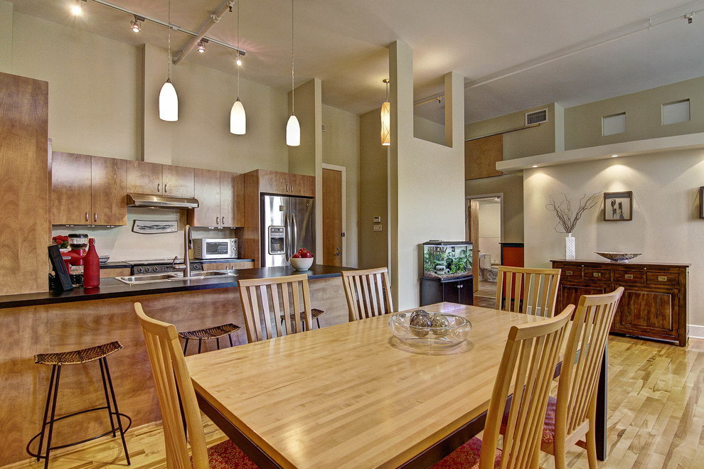 Imagen de comedor de cocina contemporáneo pequeño con paredes verdes y suelo de madera en tonos medios