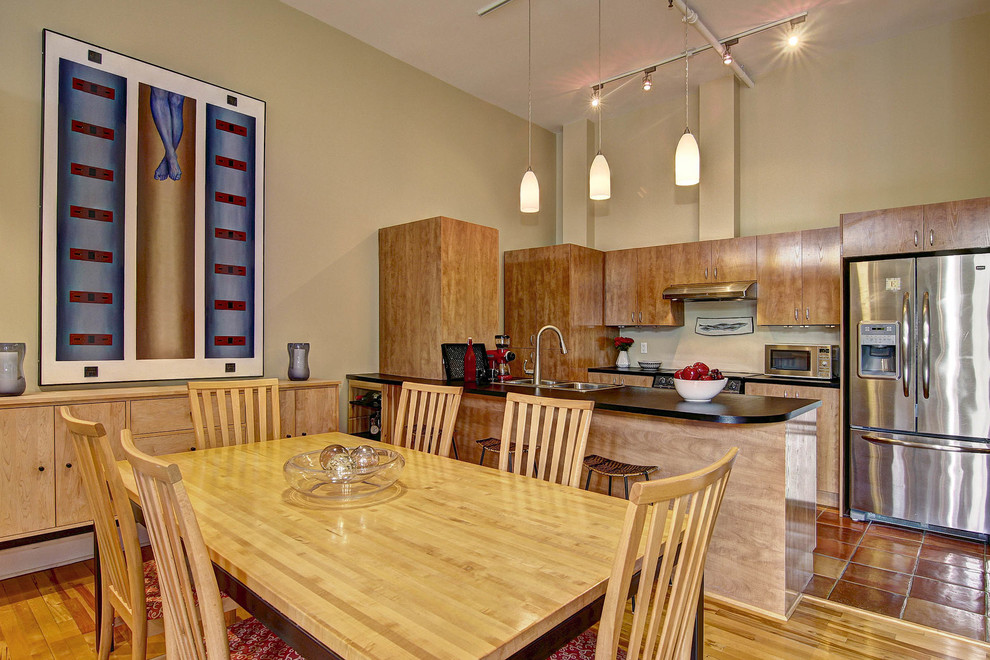 Ejemplo de comedor de cocina contemporáneo pequeño con paredes verdes y suelo de madera en tonos medios