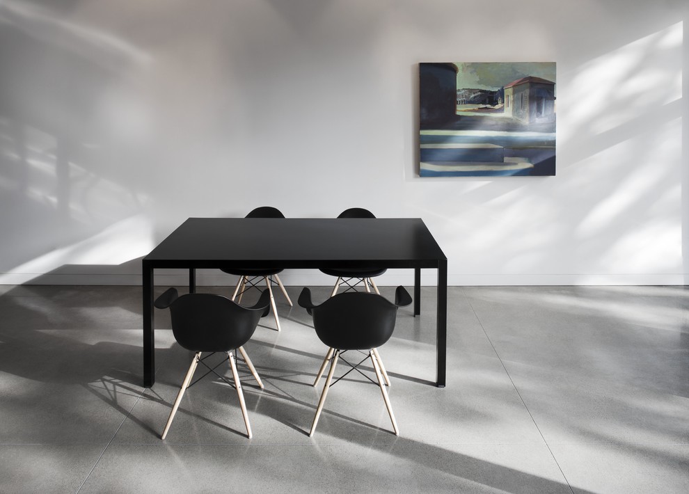 На фото: столовая в стиле модернизм с бетонным полом